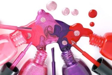 Imagem mostrando vários frascos de esmalte de diferentes marcas hipoalergênicas.