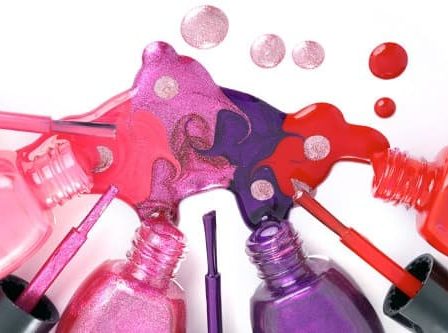 Imagem mostrando vários frascos de esmalte de diferentes marcas hipoalergênicas.