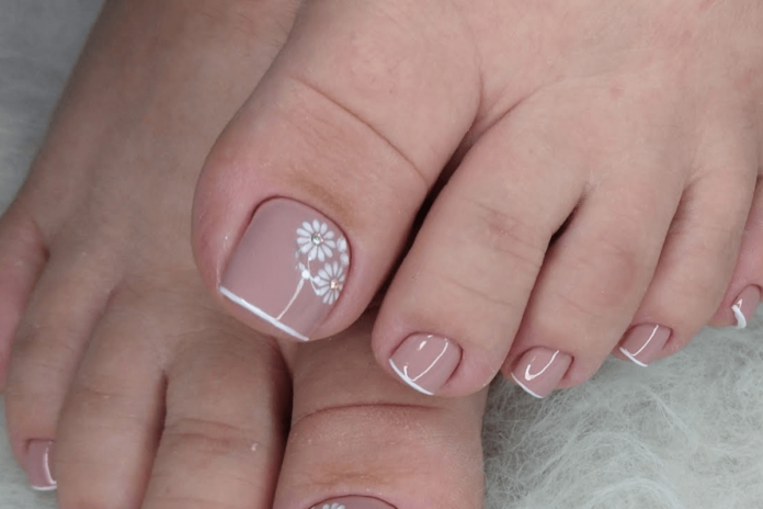 Descubra como fazer unhas do pé francesinha de maneira simples e elegante. Dicas, truques e inspirações para um pedicure perfeito.