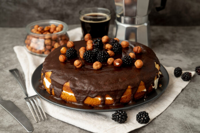 Como Fazer um Bolo de Cenoura com Cobertura de Chocolate